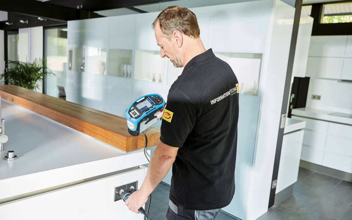 E-CHECK - Mitarbeiter prüft die Steckdosen in der Küche &middot; Palzer Elektro